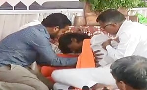 कमजोर, भूखे जारांगे-पाटिल ने पानी पीना भी छोड़ा, इंटरनेट निलंबन पर की सरकार की आलोचना