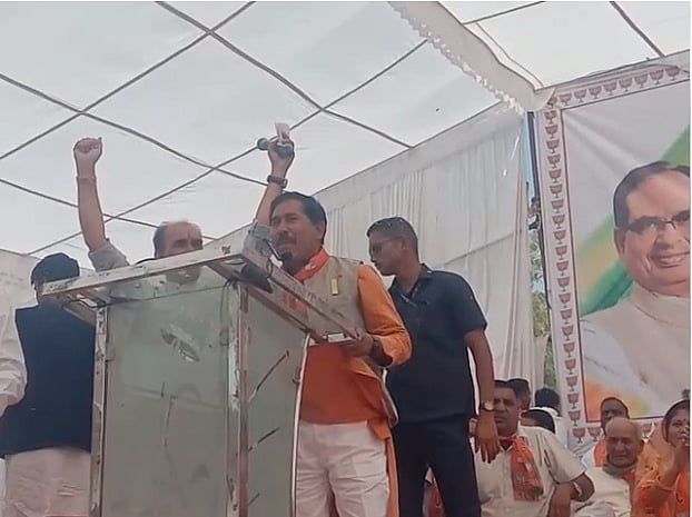मध्य प्रदेश चुनाव: कुर्सी क्या-क्या ना कराए! BJP प्रत्याशी और राज्यमंत्री ने वोट के लिए फैलाई झोली, बहाए आंसू