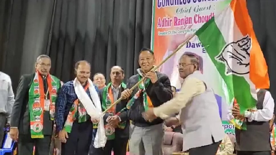 दार्जिलिंग के प्रभावशाली पहाड़ी नेता कांग्रेस में शामिल, TMC को लगा बड़ा झटका