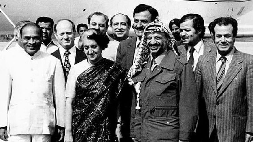 तस्वीर 1980 की है जब इंदिरा गांधी फिलिस्तीनी नेता यासर अराफात को दिल्ली हवाई अड्डे पर लेने पहुंची थीं। (सौजन्य - सोशल मीडिया)