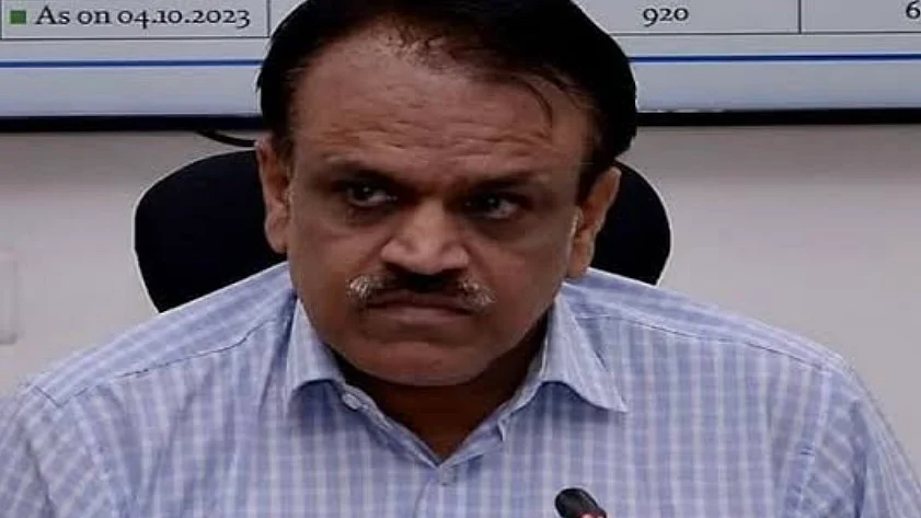 राजस्थान के मुख्य निर्वाचन अधिकारी को सीने में दर्द की शिकायत के बाद अस्पताल में भर्ती कराया गया