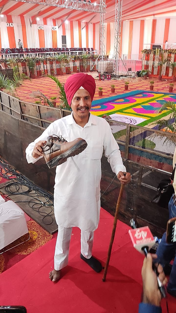 पेंशन रोके जाने से नाराज अमित शाह की स्‍टेज की तरफ जूता फेंकने वाला दिव्‍यांग