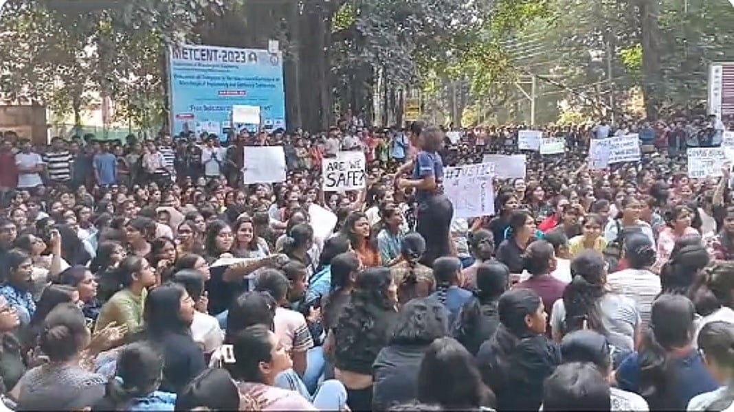 BHU परिसर में गनप्वाइंट पर छात्रा से छेड़खानी, कपड़े उतरवाए, धरने पर हजारों छात्र, प्रियंका गांधी ने उठाया सवाल