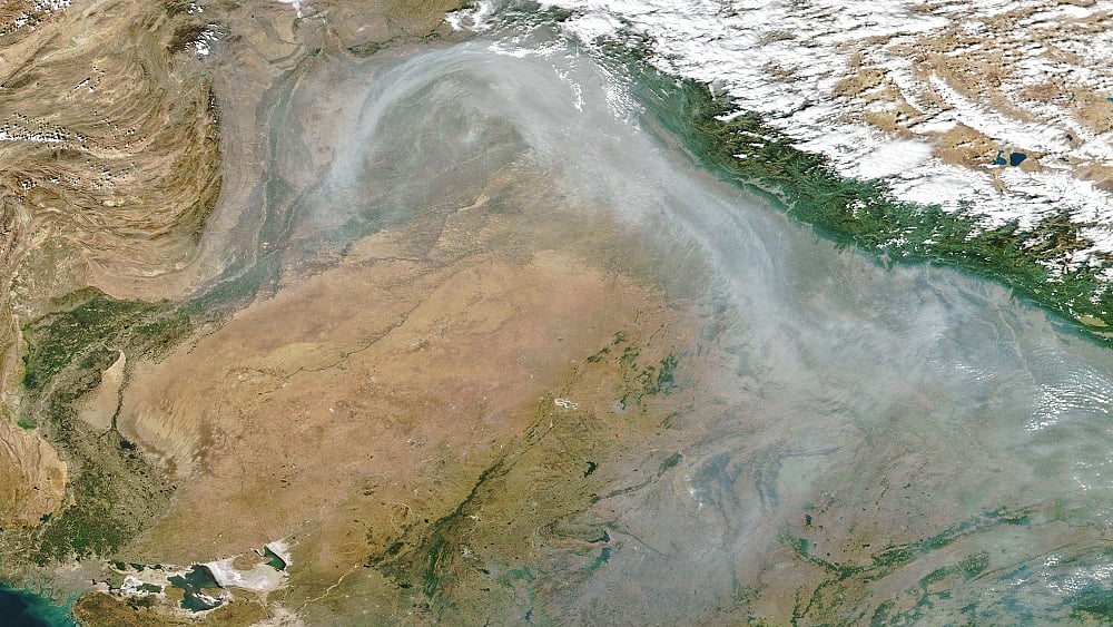 NASA ने सैटेलाइट इमेज में दिखाया दिल्ली का जहरीला धुंआ, प्रदूषण का खतरनाक प्रसार चिंता बढ़ाने वाला