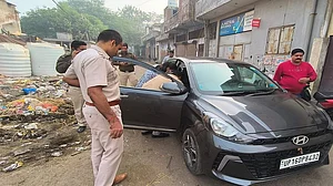 दिल्ली: गाजीपुर में कार में मिली लाश, जांच में जुटी पुलिस