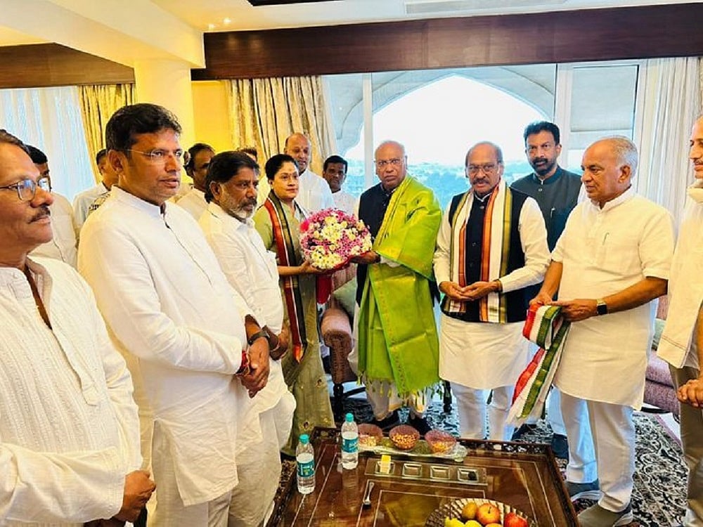 तेलंगाना चुनाव से पहले BJP को बड़ा झटका, एम. विजयशांति कांग्रेस में हुईं शामिल