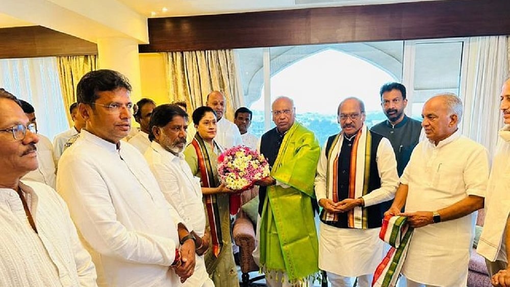 तेलंगाना चुनाव से पहले BJP को बड़ा झटका, एम. विजयशांति कांग्रेस में हुईं शामिल