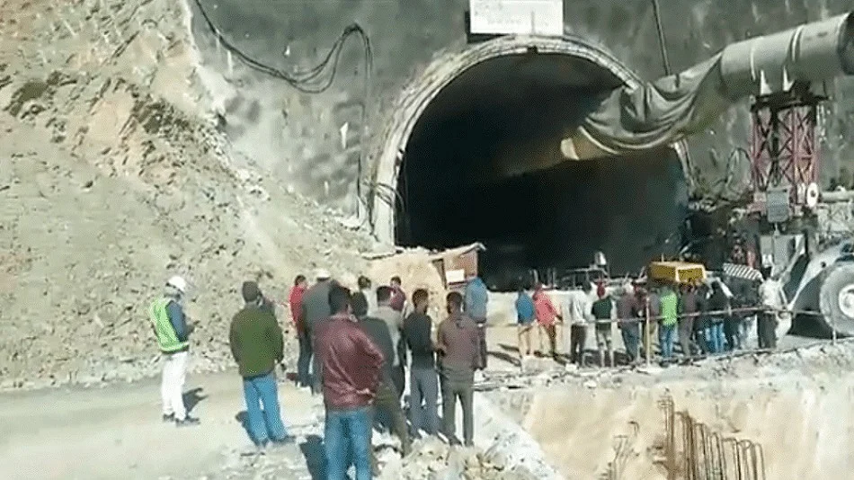 निर्माणाधीन सुरंग में फंसे मजदूरों को बचाने की कोशिश जारी, पाइप से दिया सप्लाई की जा रही ऑक्सीजन