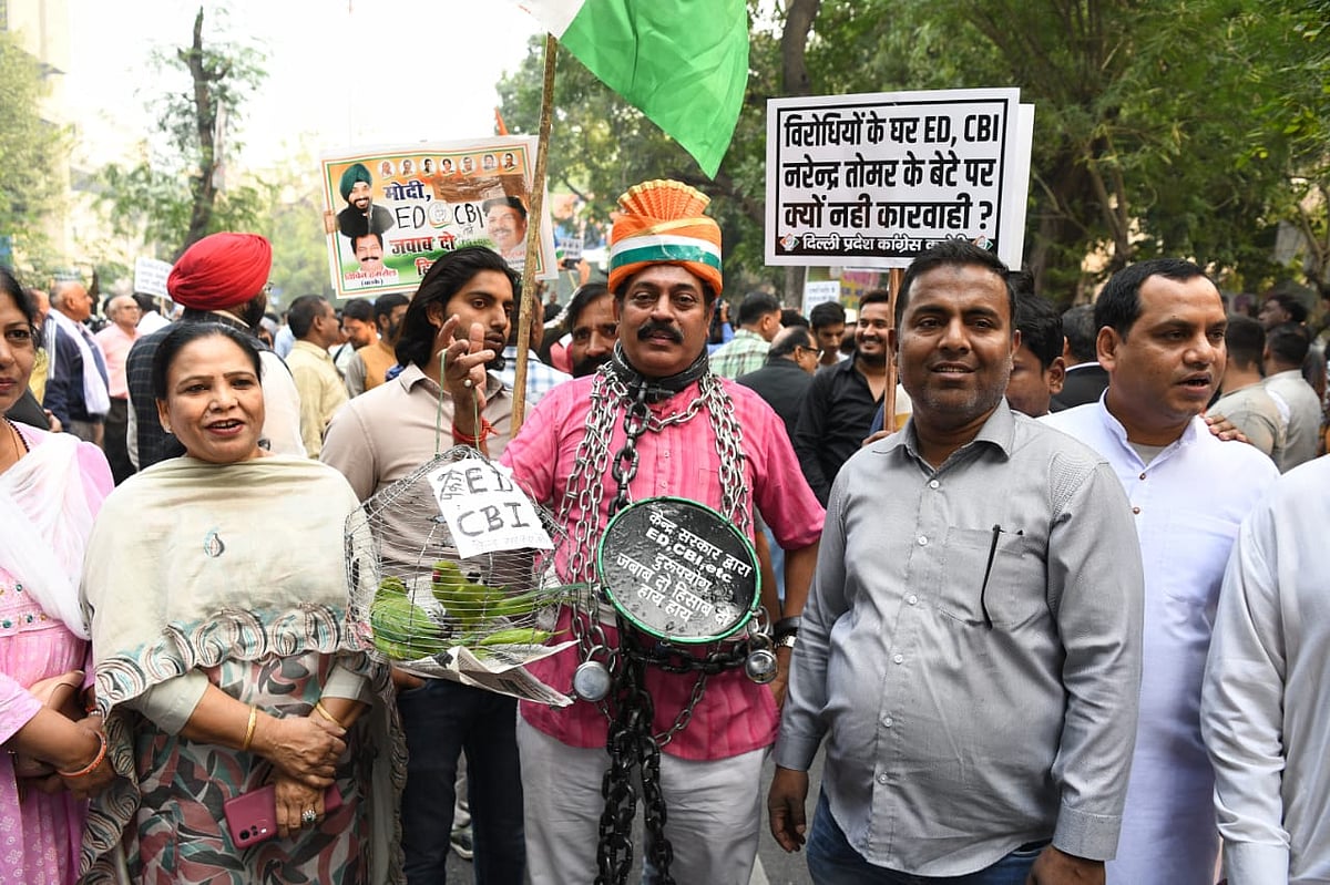 युवा कांग्रेस के कार्यकर्ता हाथों में जंजीर और पिंजरे में तोता लेकर प्रदर्शन करने पहुंचे।