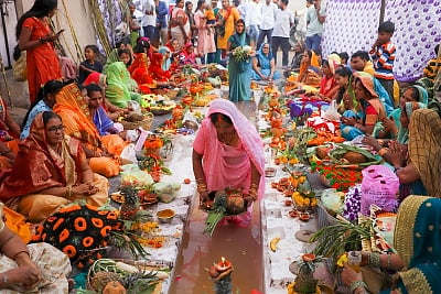 बिहार: भगवान भास्कर की भक्ति में सराबोर हुआ राज्य, चहुंओर गूंज रहे छठी मईया के गीत, सुरक्षा की पुख्ता व्यवस्था