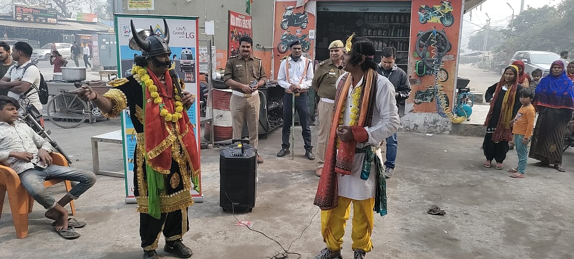 सड़क हादसों और होने वाली मौत पर 'यमराज' कर रहे जागरुक, ट्रैफिक पुलिस ने काटा कई लोगों का चालान
