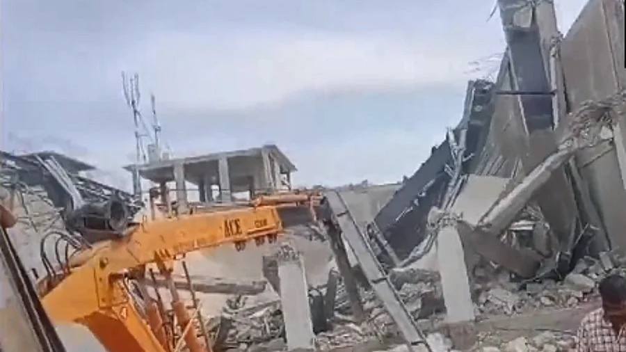 तेलंगाना के रंगारेड्डी जिले में निर्माणाधीन स्टेडियम की छत गिरने से 3 लोगों की मौत