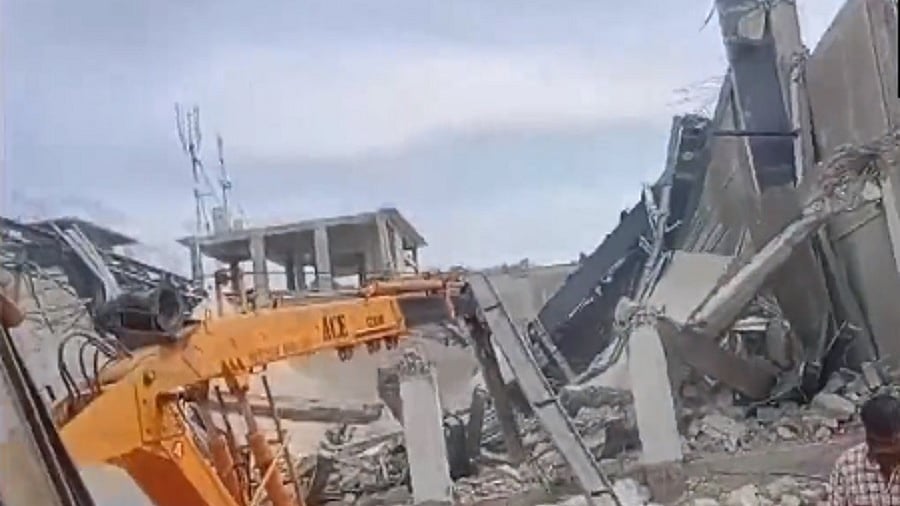तेलंगाना के रंगारेड्डी जिले में निर्माणाधीन स्टेडियम की छत गिरने से 3 लोगों की मौत