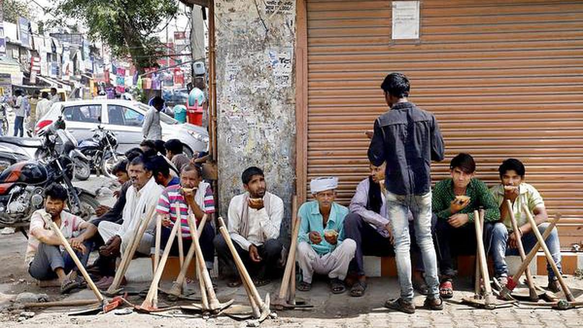 हर शहर में लेबर चौक हैं, जहां काम की तलाश में लोग सुबह-सुबह अपने औजार लेकर पहुंचते हैं। इनमें से अधिकतर को रोजाना काम नहीं मिलता है (फोटो - सोशल मीडिया)