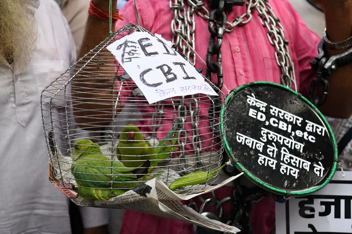 युवा कांग्रेस ने केंद्रीय मंत्री नरेंद्र सिंह तोमर के पुत्र देवेंद्र सिंह तोमर के धन के लेन-देन के मामले में प्रवर्तन निदेशालय (ईडी) की चुप्पी पर हैरानी व्यक्त करते हुए बुधवार को ईडी कार्यालय के बाहर प्रदर्शन कर केंद्रीय मंत्री के इस्तीफे की मांग की।