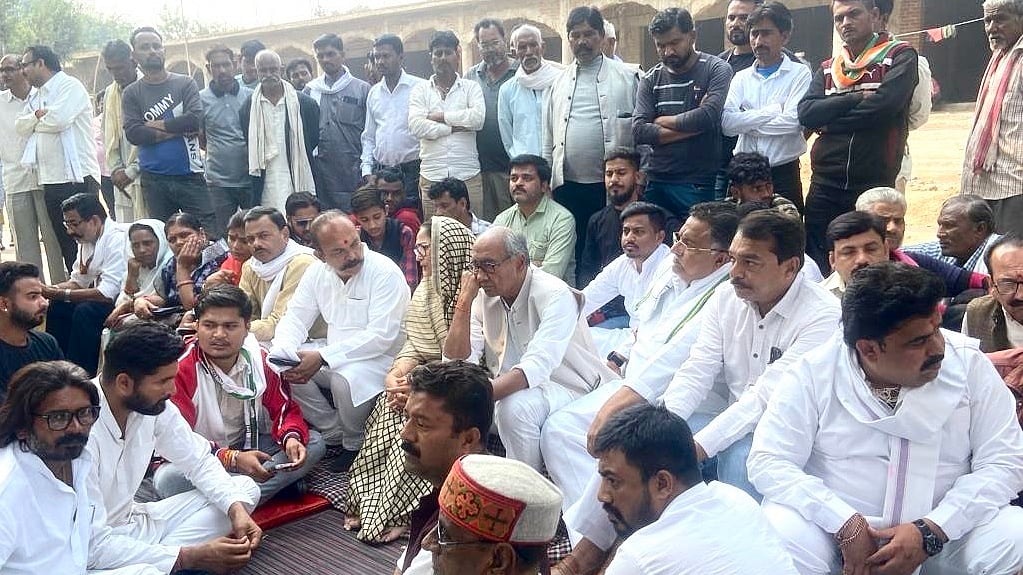 मध्य प्रदेश में दिग्विजय सिंह सहित कई नेताओं पर केस दर्ज