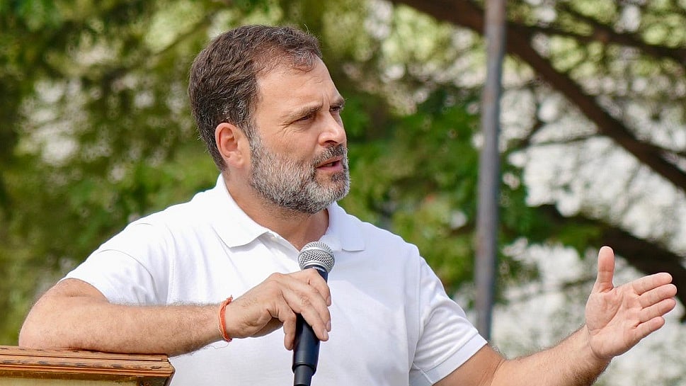 राहुल गांधी 'भारत जोड़ो यात्रा' के दौरान लोगों को संबोधित करते हुए