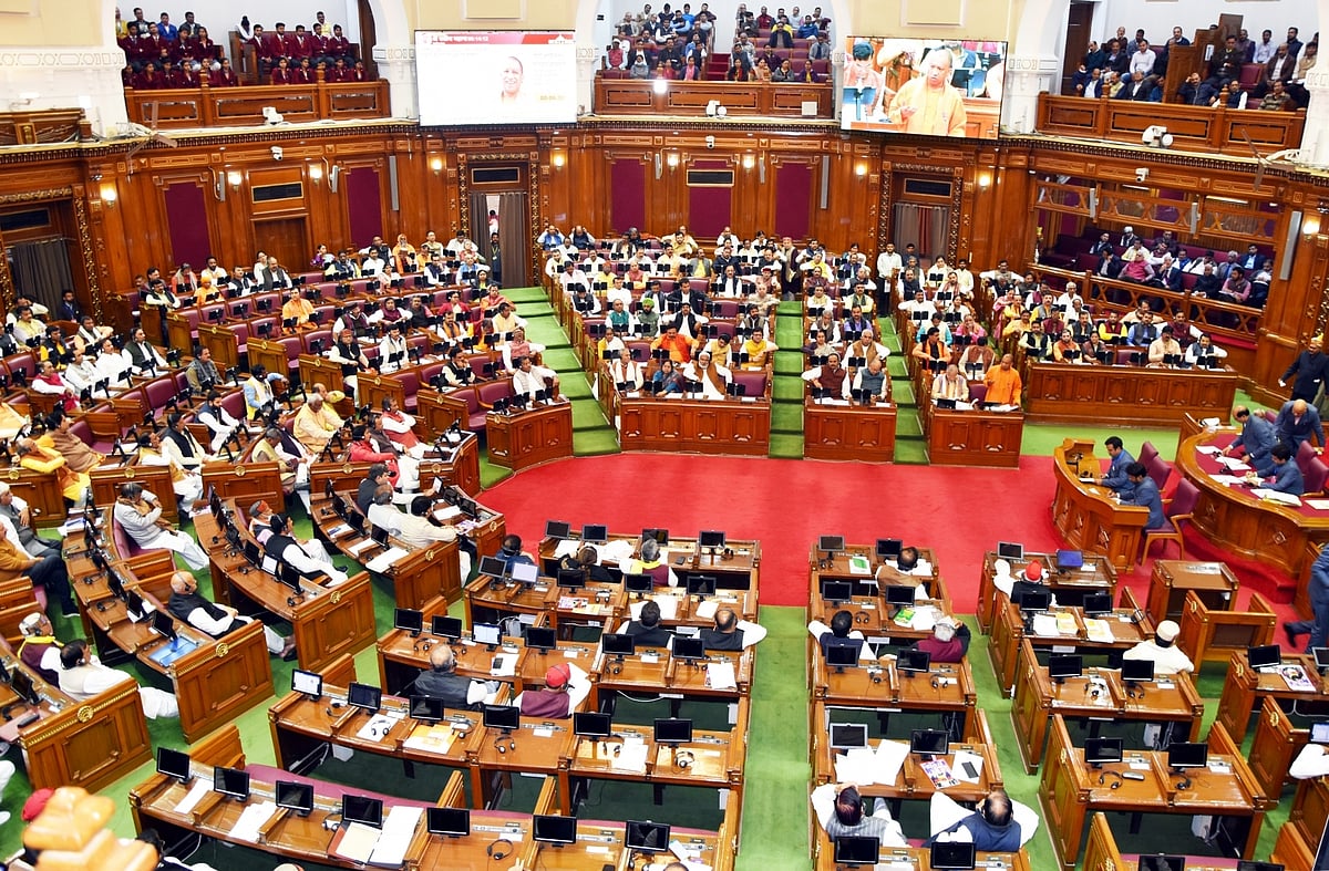 यूपी विधानसभा सत्र : सदन में मोबाइल लेकर नहीं जा सकेंगे नेता, झंडा और बैनर ले जाने पर भी प्रतिबंध