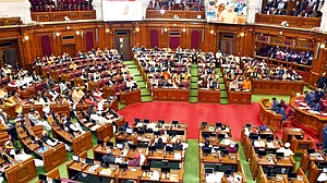 यूपी विधानसभा सत्र : सदन में मोबाइल लेकर नहीं जा सकेंगे नेता, झंडा और बैनर ले जाने पर भी प्रतिबंध