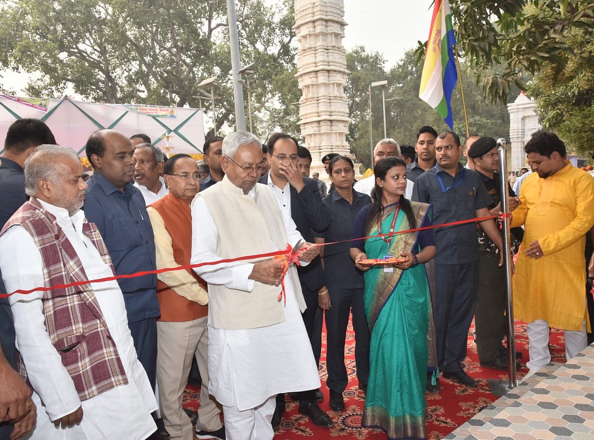 बिहार: CM नीतीश कुमार ने पावापुरी महोत्सव का किया शुभारंभ, श्वेतांबर जैन मंदिर में की पूजा अर्चना