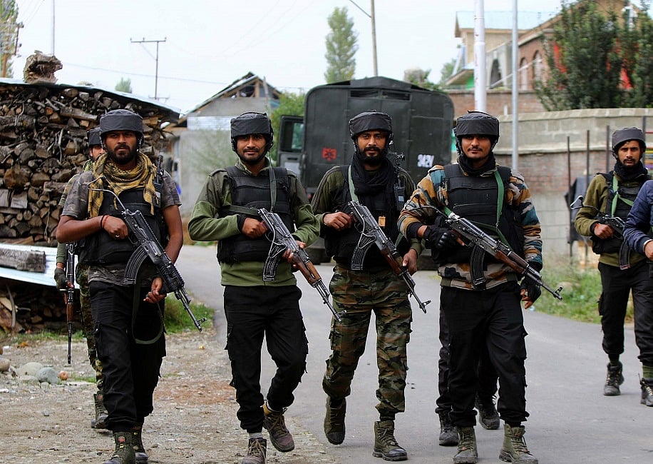 J-K: कुलगाम में सुरक्षाबलों और आतंकियों में मुठभेड़, सेना का एक जवान शहीद, एक घायल, अस्पताल में किया गया भर्ती 