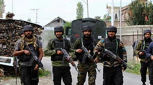 J-K: कुलगाम में सुरक्षाबलों और आतंकियों में मुठभेड़, सेना का एक जवान शहीद, एक घायल, अस्पताल में किया गया भर्ती