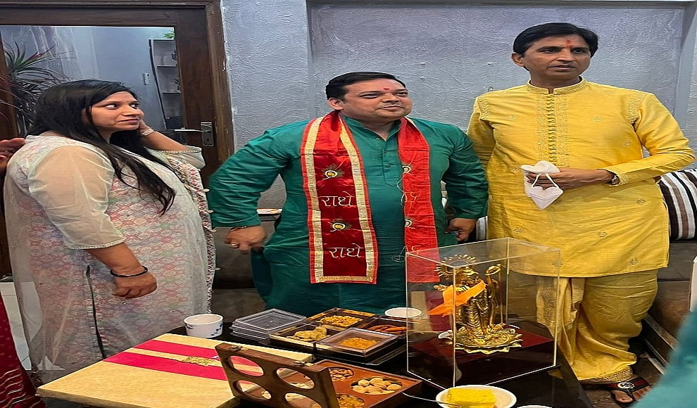 जिस डॉक्टर से हुआ झगड़ा दिवाली के दिन उसी के घर पहुंचे कुमार विश्वास, श्रीराम की मूर्ति भेंटकर मांगी माफी 