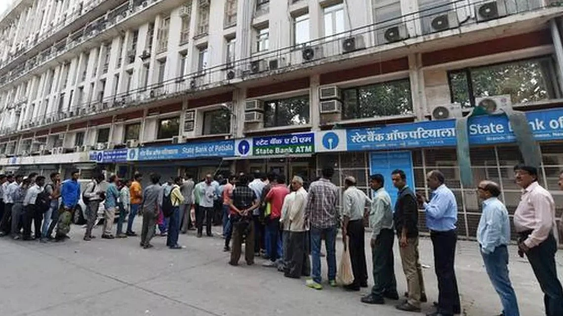 8 नवंबर 2016 के बाद देश के हर बैंक और एटीएम के बाहर ऐसी ही लंबी-लंबी कतारें लगी थीं (फाइल फोटो)