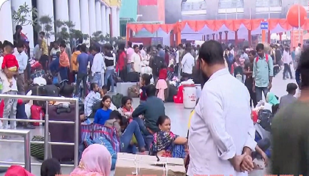 स्पेशल फेस्टिवल ट्रेनें भी और बर्थ भी हैं, तो फिर स्टेशनों पर यात्रियों की अपार भीड़ क्यों?