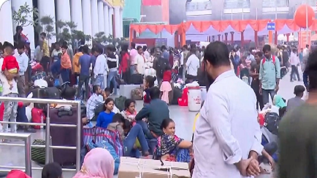दीपावली और छठ पर घर जाने वाले गरीबों के लिए कोई सुविधा नहीं, मुसीबतें हजार