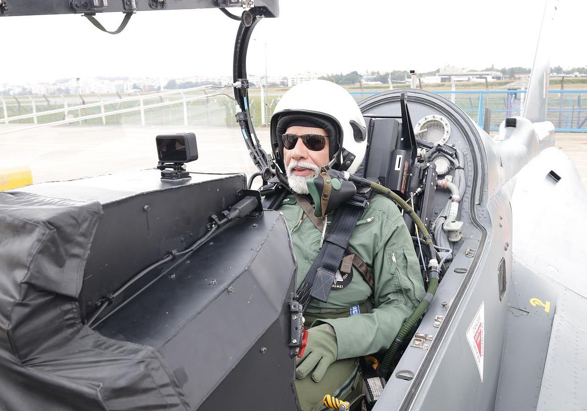 पीएम मोदी ने तेजस फाइटर जेट में भरी उड़ान, HAL की फैसिलिटी का भी किया दौरा