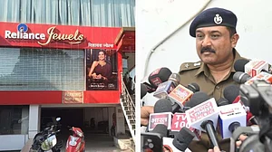 रिलायंस ज्वैलरी शोरूम डकैती मामला: पुलिस को मिली दो लावारिस बाइक, बदमाशों का नहीं लगा सुराग