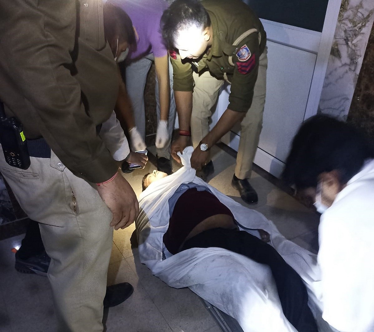 दिल्ली के अस्पताल में बड़ा हादसा, पानी की टंकी के अंदर करंट लगने से इंजीनियर, दो प्लंबर की मौत