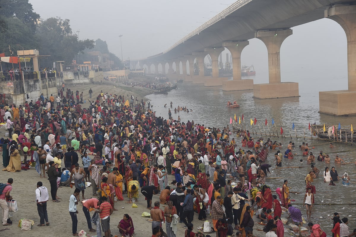 बिहार: कार्तिक पूर्णिमा पर घाटों में भक्तों का सैलाब, लाखों श्रद्धालुओं ने लगाई आस्था की डुबकी