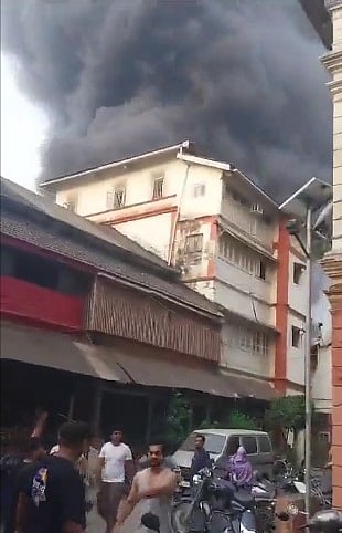 मुंबई में बायकुला इलाके में इमारत में लगी आग, 5 लोगों को बचाया गया, दमकल की 12 गाड़ियां मौजूद