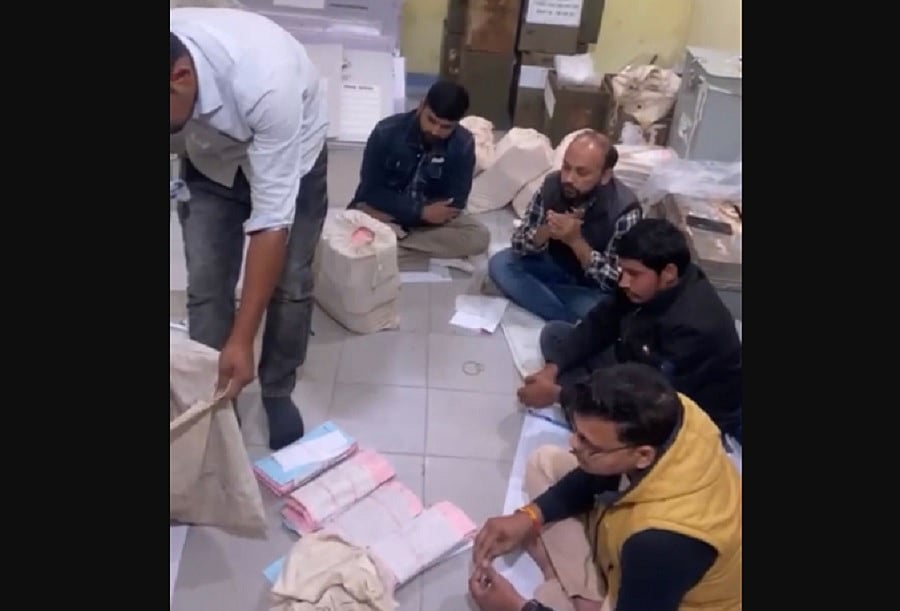 मध्य प्रदेश चुनाव: बालाघाट कलेक्टर ने काउंटिंग से पहले डाक मतपत्र खोले! कांग्रेस ने की निलंबित करने की मांग