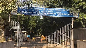 स्कूली किताबों में शामिल होंगे रामायण और महाभारत पर चैप्टर, NCERT की उच्च स्तरीय पैनल ने की सिफारिश