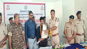 झारखंड: 15 लाख का इनामी नक्सली कमांडर नवीन ने किया सरेंडर, 48 जवानों की हत्या में शामिल होने का आरोप