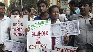 आकार पटेल का लेख: नोटबंदी की तारीफ में क्यों कसीदे नहीं पढ़े सरकार ने!