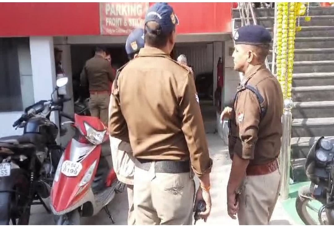 रिलायंस ज्वेलरी शोरूम डकैती मामला : छह दिन बाद भी पुलिस की गिरफ्त से दूर अपराधी, पुलिस कर रही ये दावे