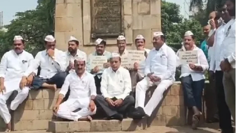 महाराष्ट्र में आरक्षण के लिए सभी दलों के मराठा विधायकों ने मंत्रालय के बाहर सड़क जाम किया