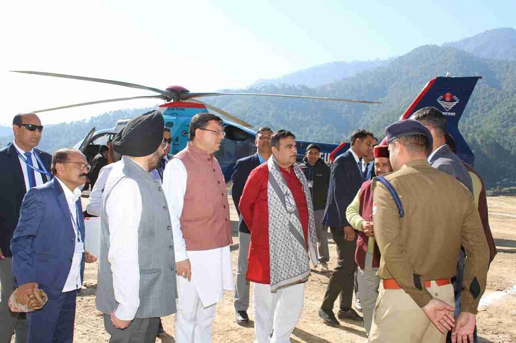 उत्तरकाशी सुरंग हादसे के 8 दिन बाद केंद्रीय मंत्री गडकरी जायजा लेने पहुंचे, अटकी हुई है 41 लोगों की जान