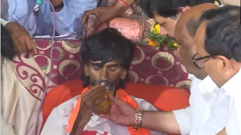 मराठा आरक्षण नेता मनोज जारांगे पाटिल ने अनशन खत्म किया, सरकार को दो महीने का समय दिया