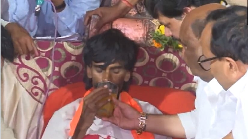 मराठा आरक्षण नेता मनोज जारांगे पाटिल ने अनशन खत्म किया, सरकार को दो महीने का समय दिया