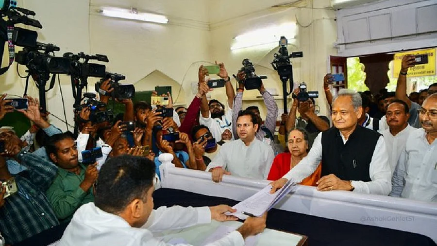 अशोक गहलोत ने बेहद सादगी से सरदारपुरा सीट से नामांकन भरा, बोले- कांग्रेस फिर सरकार बनाएगी