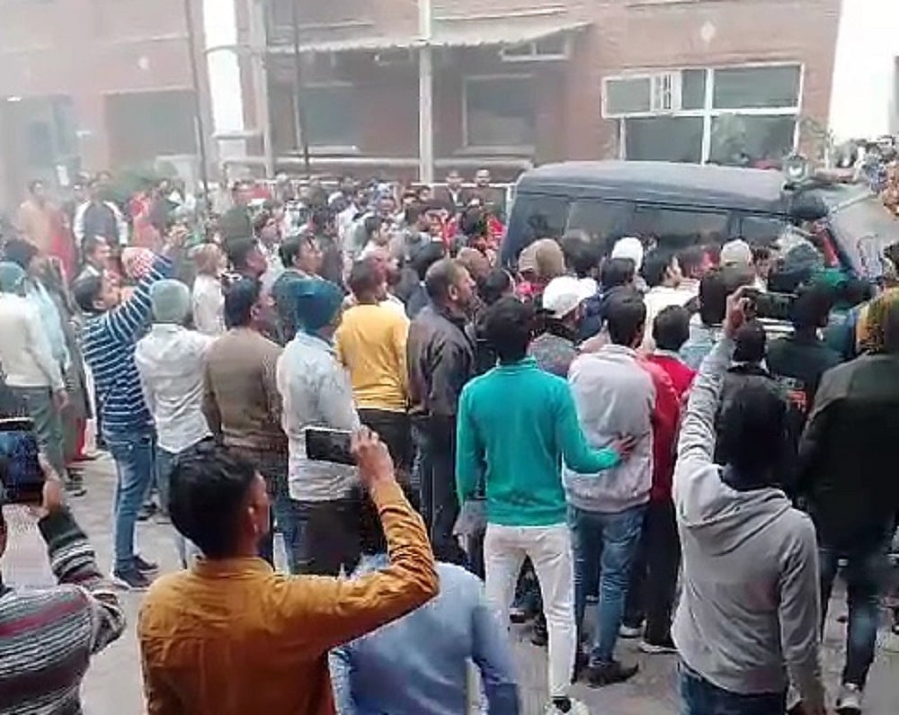 ग्रेटर नोएडा में महिला कर्मचारी की मौत के बाद कंपनी में तोड़फोड़, 30 से ज्यादा लोग घायल
