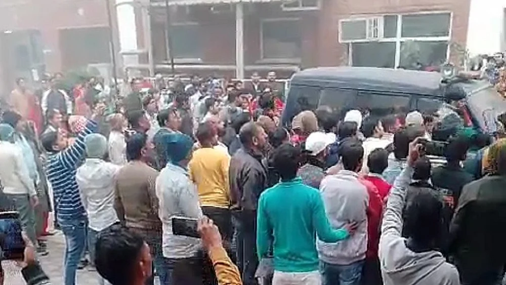 ग्रेटर नोएडा में महिला कर्मचारी की मौत के बाद कंपनी में तोड़फोड़, 30 से ज्यादा लोग घायल