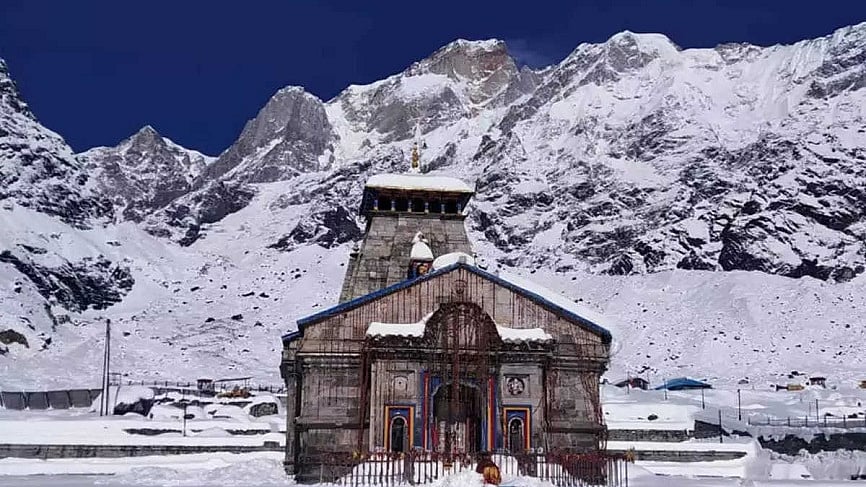 उत्तराखंड के बद्रीनाथ-केदारनाथ में लगातार बर्फबारी जारी, माइनस में पहुंचा तापमान
