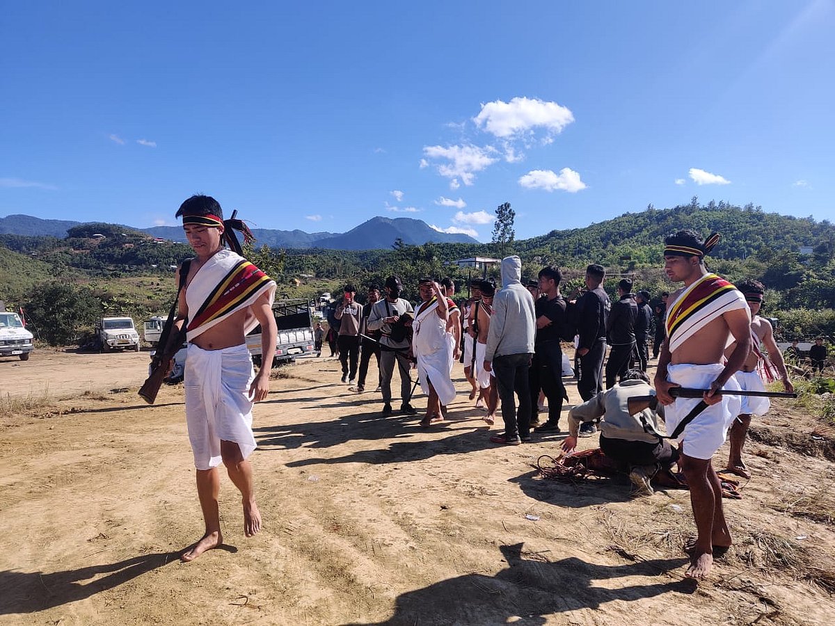 मणिपुर हिंसा में मारे गए 87 आदिवासियों के शव 8 महीने बाद दफनाए गए, हजारों लोगों ने पारंपरिक तरीके से दी विदाई