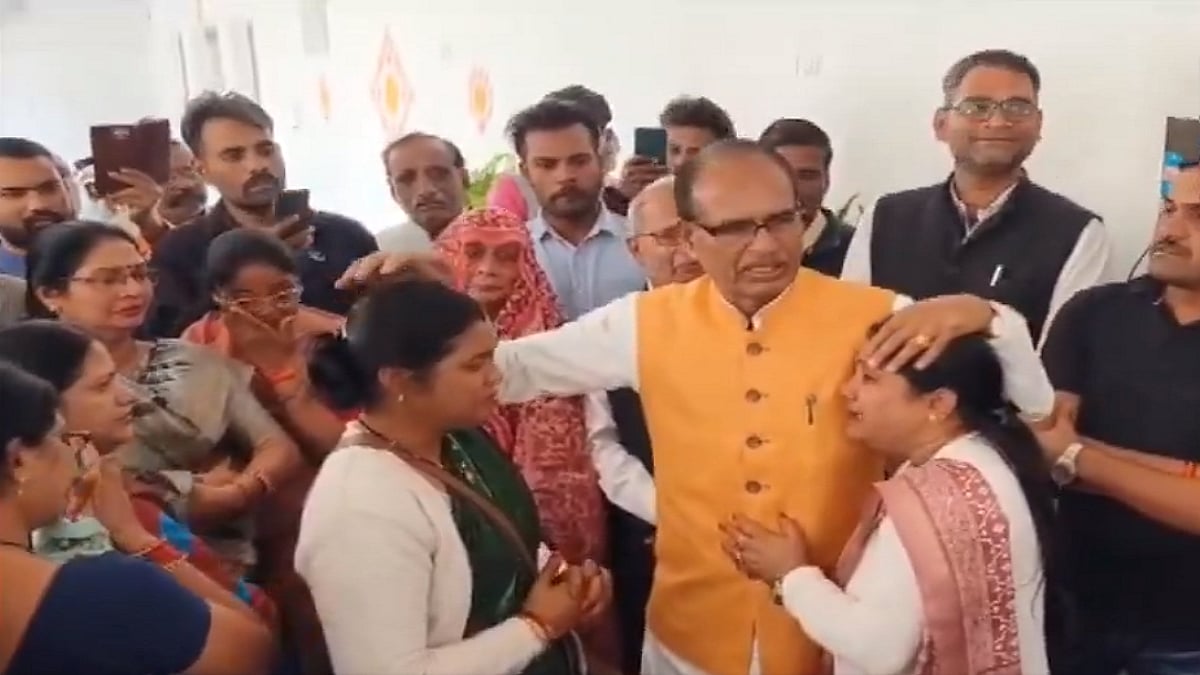 वीडियो: शिवराज सिंह चौहान से मिलकर फूट-फूटकर रोईं ये महिलाएं, बोलीं- भैया हमने आपको वोट दिया और चुना लेकिन...